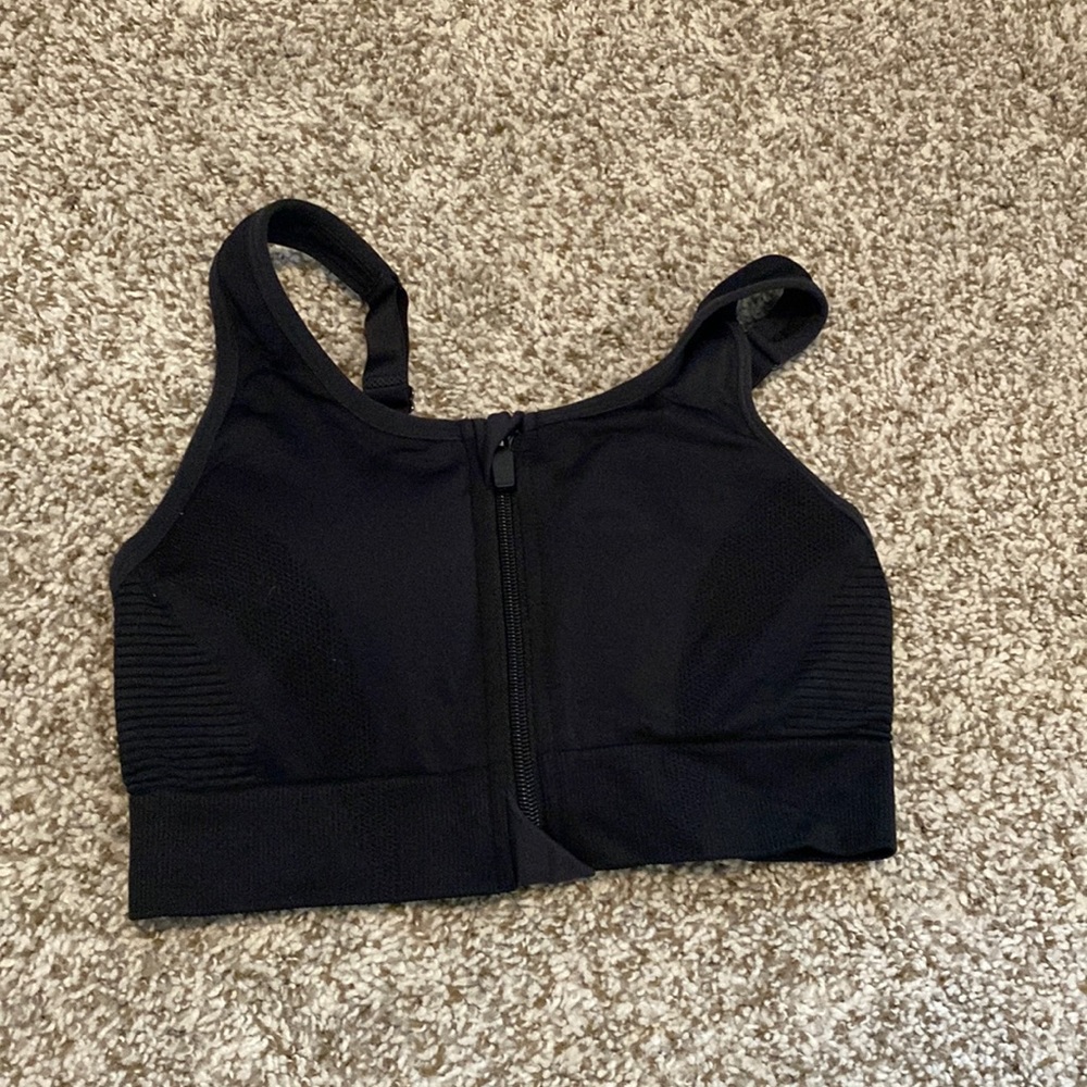 Sports bra with zipper